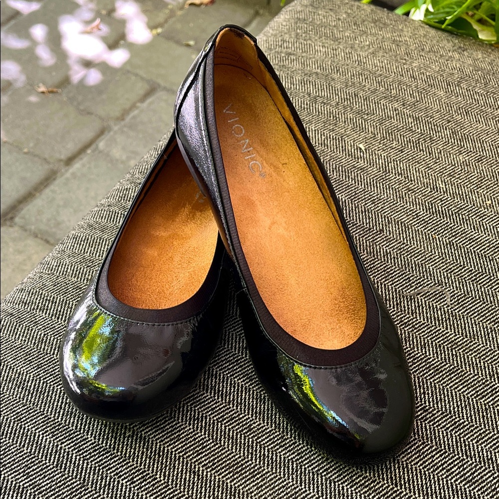 Vionic Anita Black Patented Leather Flats Size 7.5 EUC